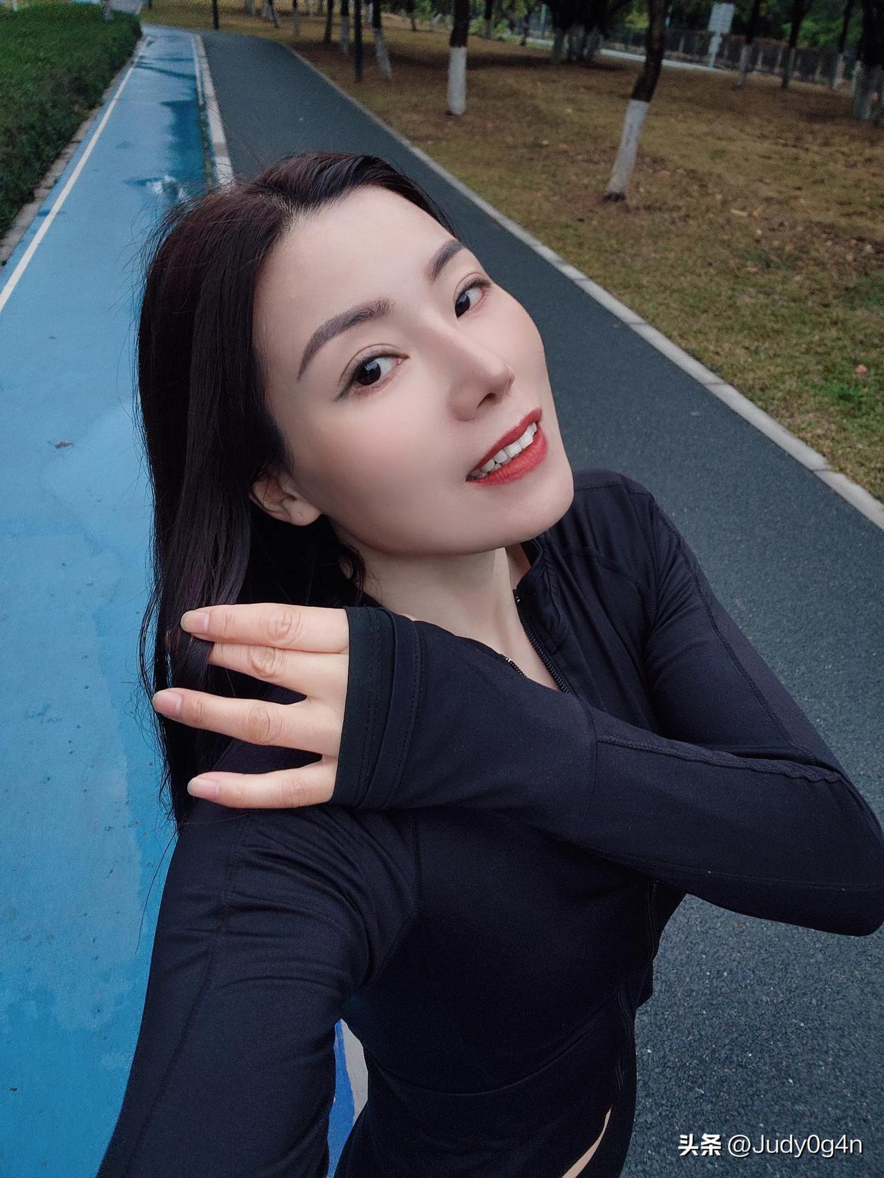 于平凡日常里，活出从容与热爱，便是最好的状态。随性洒脱 爱拍照爱生活