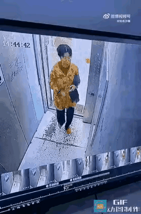 大妈14:44进电梯，进去电梯又蹦跶了44下，最后结果巴适了。
我觉得这个大妈肯