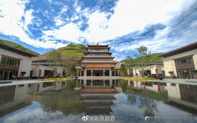 “漫步”中国国家版本馆中央总馆。 ​​​北京旅游 ​​​