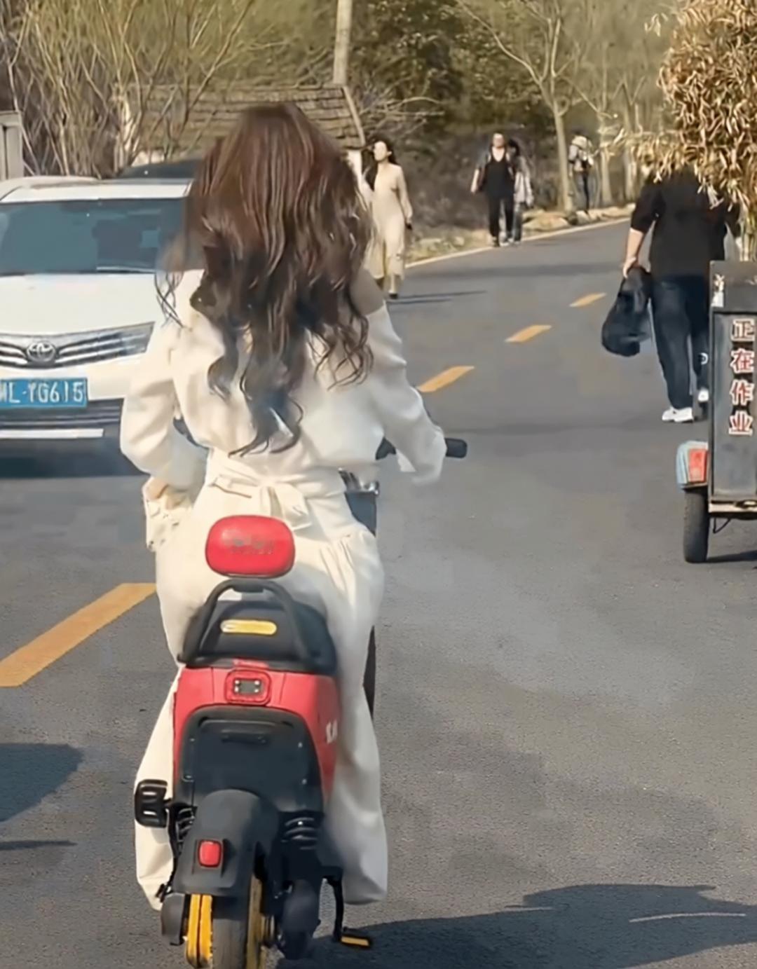 这么漂亮的人跟电动不搭