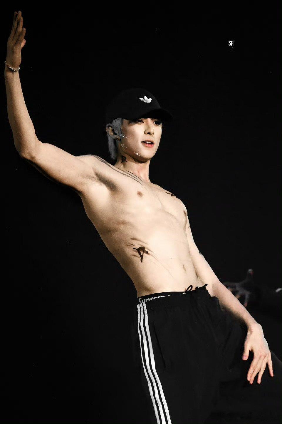 王鹤棣也遭不住法国男粉的应援 法国男粉这波应援太会整活了，滚动大屏直接把王鹤棣逗