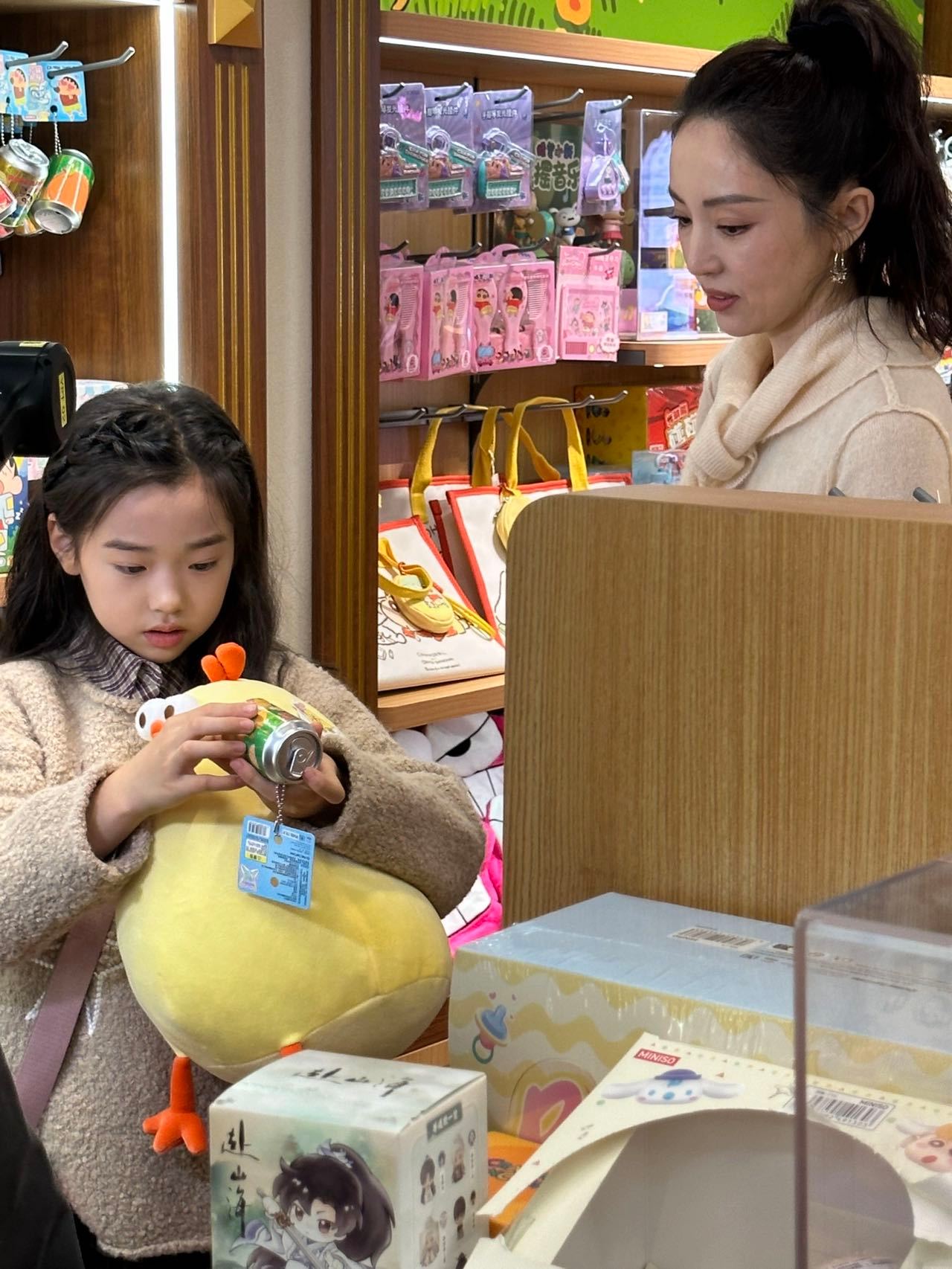 娱乐圈是不是在全球名创团建 继范丞丞买满后备箱、王嘉尔抱走一堆玩偶、帕姐用几米长