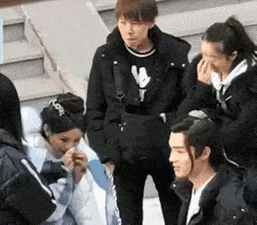 都是因为钱啊？
都是钱惹的祸，也是钱把人分成了三六九等，有钱人的生活就是这样任我