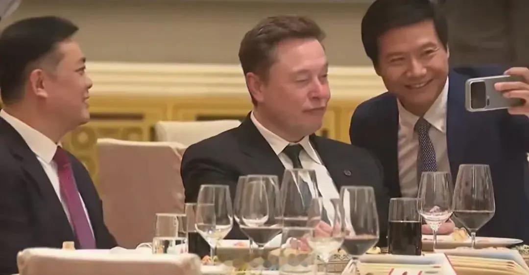 雷军马斯克合影历史性同框！跨越13年的双向奔赴，在重磅外事欢迎晚宴上圆满同框！2