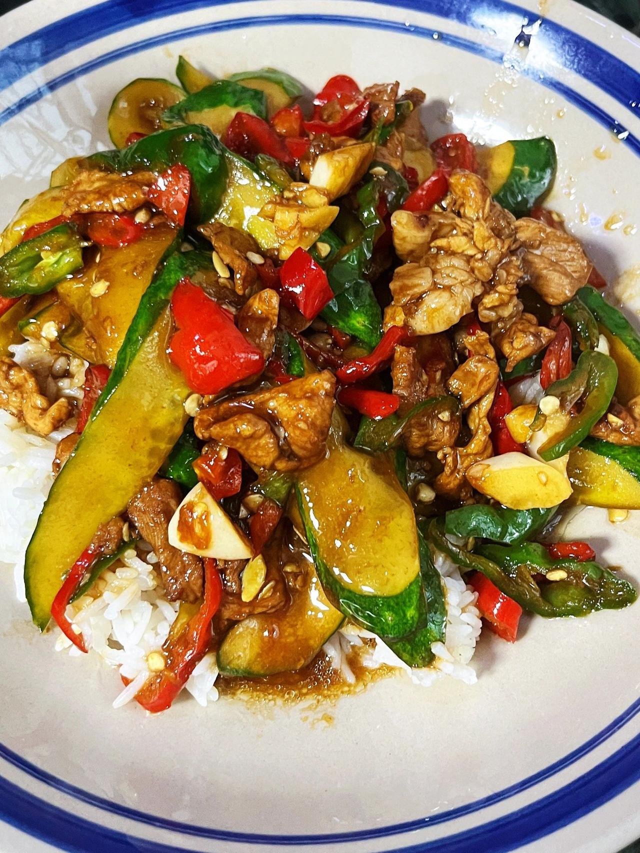 黄瓜炒肉盖码饭，只恨米饭煮少了～巨巨下饭，又鲜又辣，黄瓜杀过水再来炒更脆爽，简单