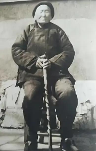 1941年，一位老妇人请“汉奸”侄子吃饭，突然压低声音道“孩子，给我弄300发子