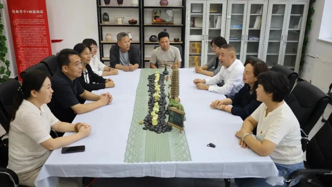 晋中市职业中专学校党委副书记、校长高任飞，党委副书记、副校长赵琳；晋中师范高等专