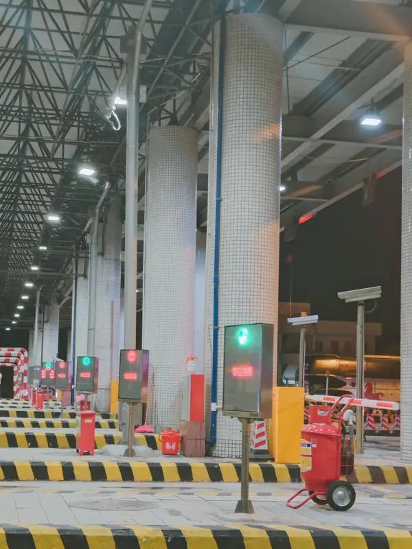 12月30日，陕西西安，男子骑摩托车下高速，径直撞上收费站起落杆，当事人：骑车没