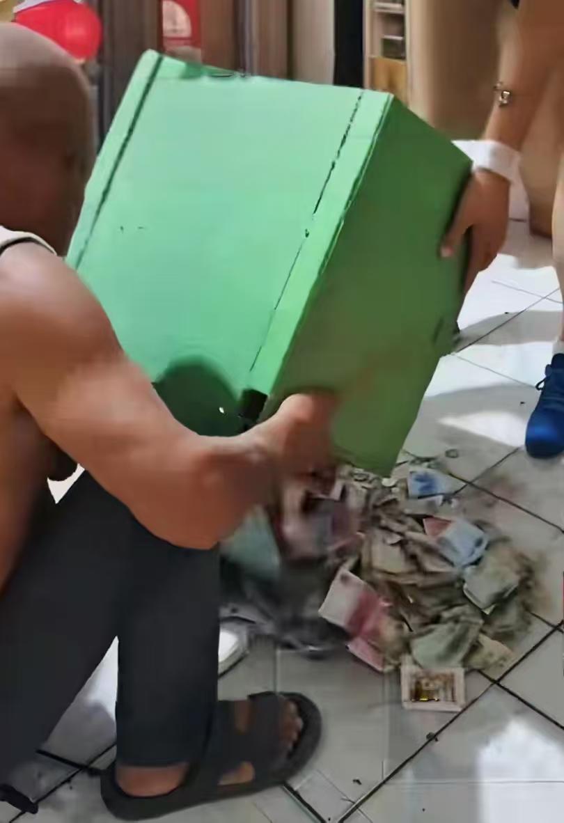 焊得住铁箱，却焊不住沉甸甸的隔代亲情。

山东德州，64岁的老爷子从孙子刚上初中