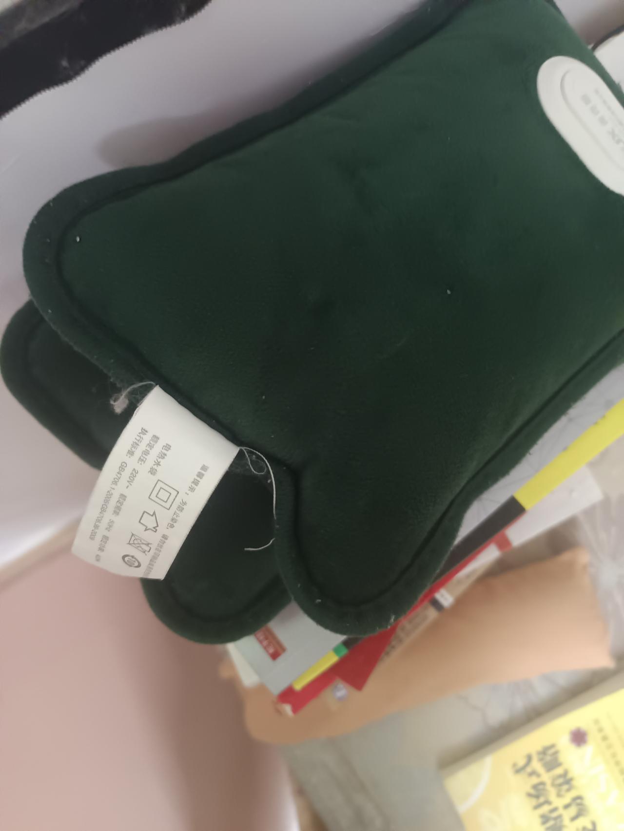 你敢相信吗？这个是冬天用的。
一充电就会热，而且保温效果很好，这个牌子叫。奥克斯