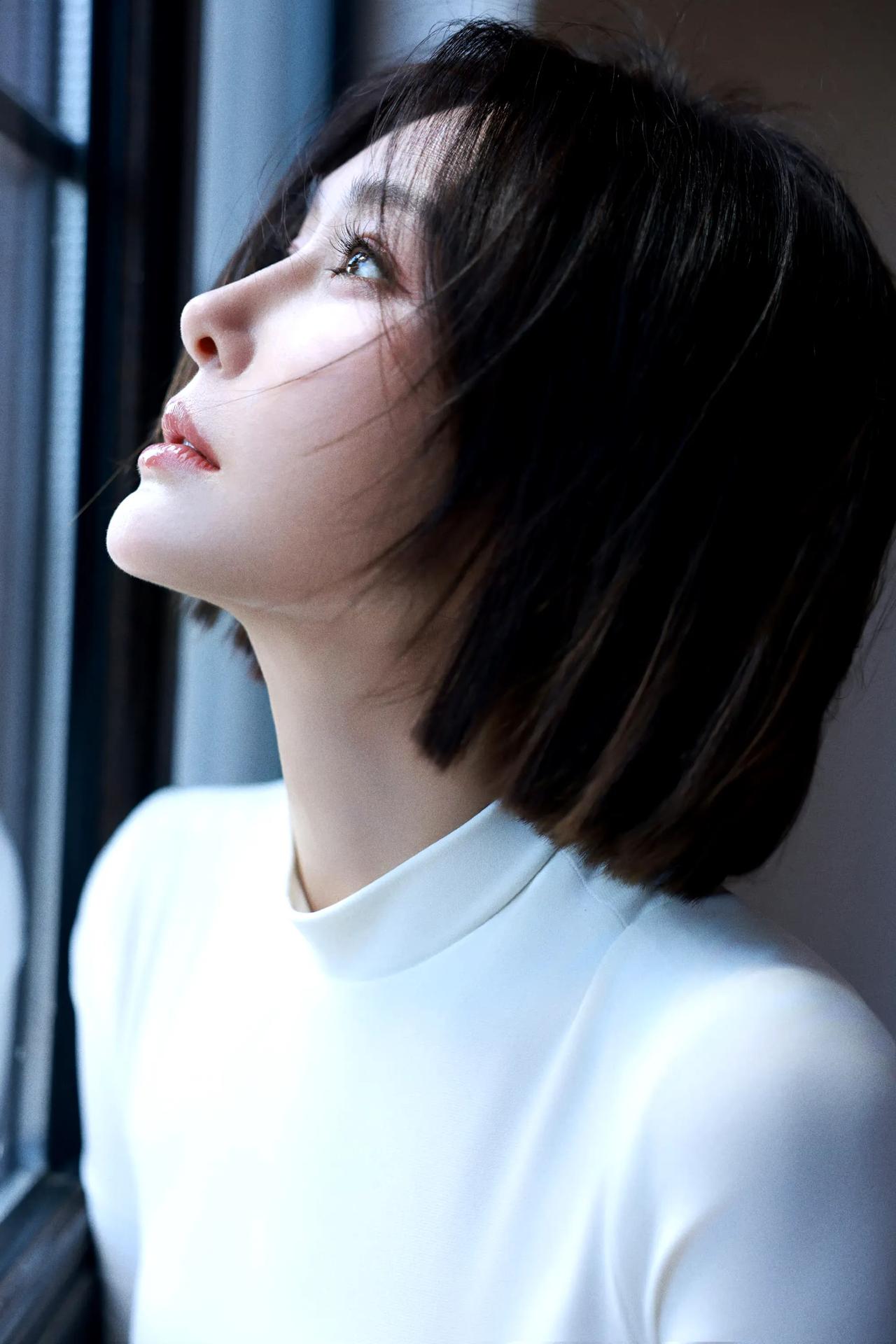 OMG，好美啊！這完美的側顏[害羞]
#秦岚# #说TA# #娱乐# #八卦手册