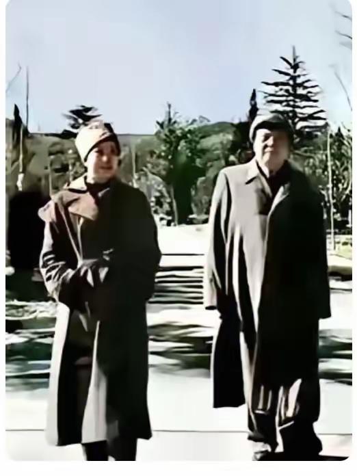 罕见生活照曝光！毛主席卸下重担陪家人散步，温情模样看哭无数人
 
一张尘封多年的