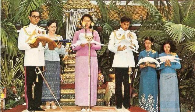 诗琳通公主也曾亭亭玉立，不过貌似她不注重保养，任由身材自由发展。话说，少有朴素无