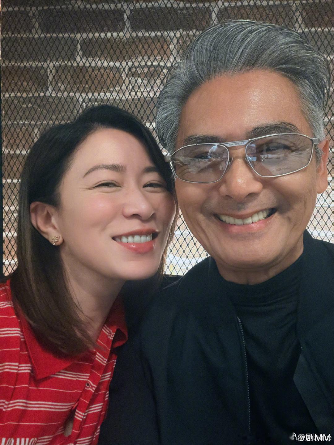 佘诗曼周润发自拍周润发佘诗曼自拍佘诗曼周润发自拍，佘诗曼周写着当年在训练班的经历