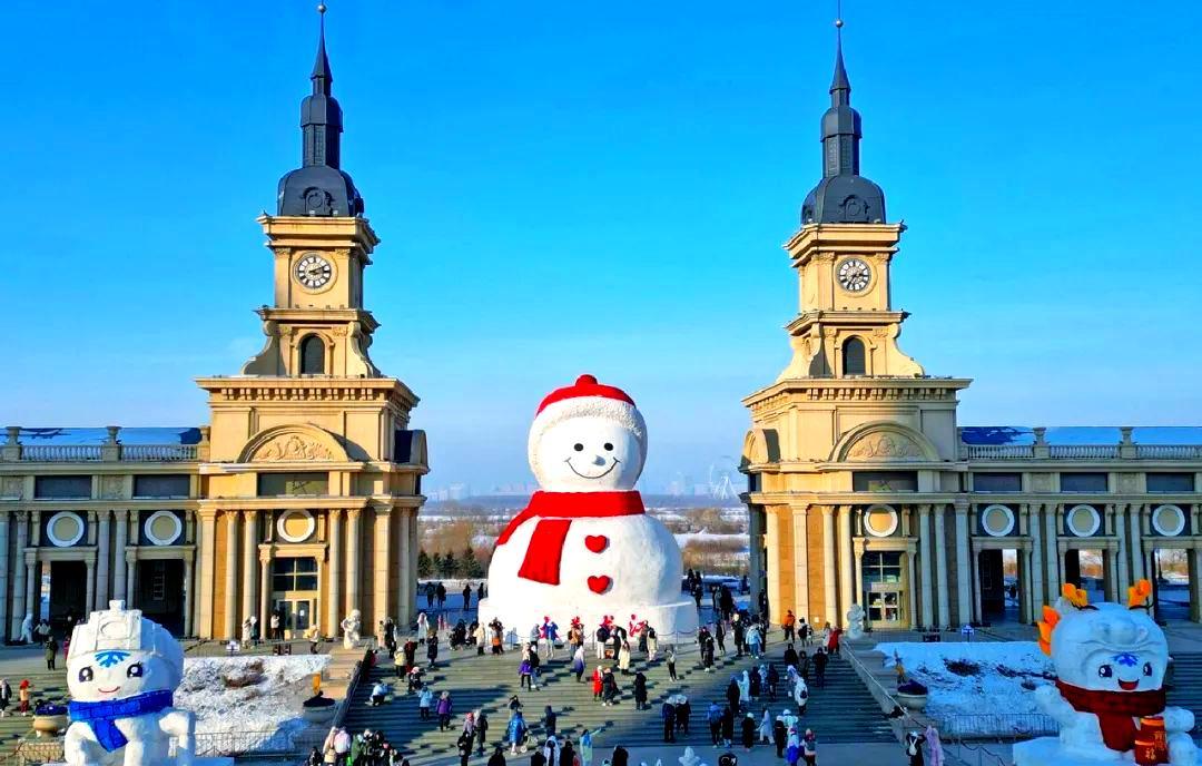 俩老外直接包车，从海南一路干到哈尔滨！司机开了39年车，第一次摸到真雪。


