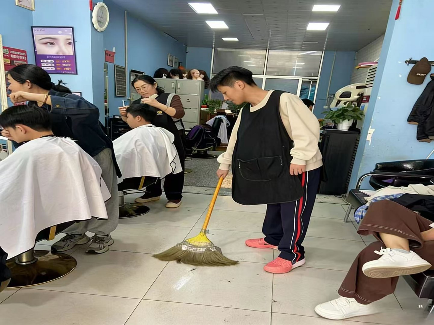 秦岭笑谈 躬身扫尘悟服务 细微之处见担当青春三下乡社会实践曲阜师范大学 2026