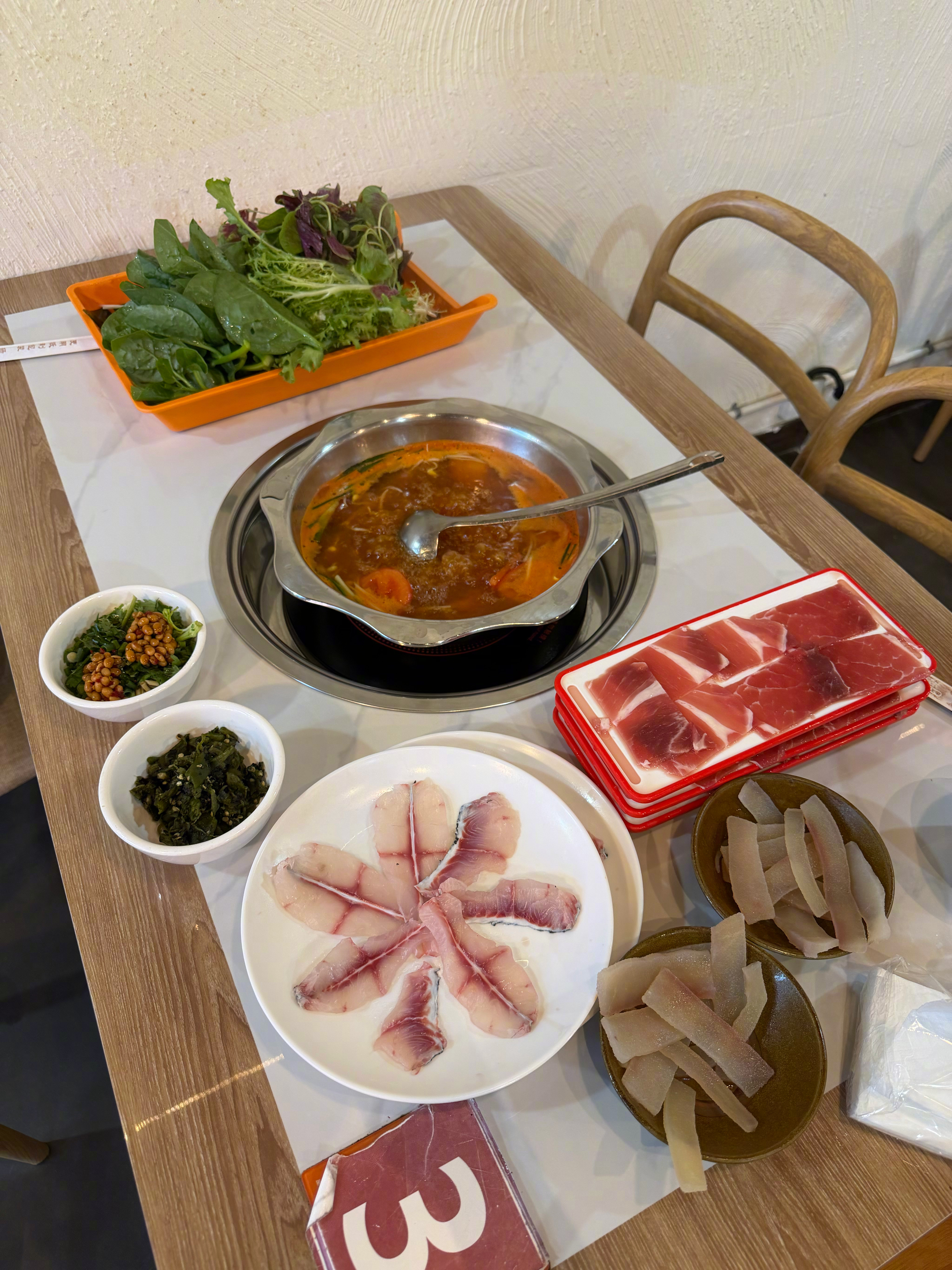 休息日，酸汤牛肉火锅。吃了9盘牛肉＋6盘鱼肉＋2碗牛杂＋一盘蔬菜。一共68元。 