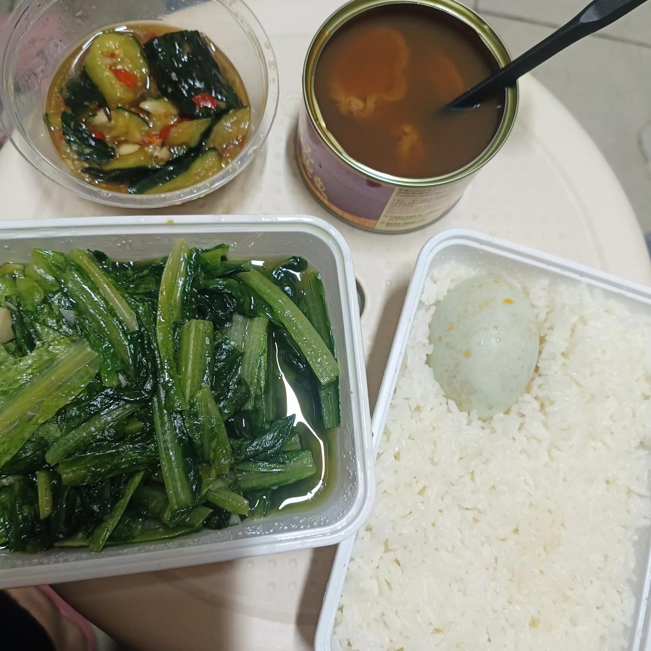 今天周末双休，睡得跟猪🐷一样，又吃得比猪🐷好，天天大吃大喝，今天吃鲍鱼还不用