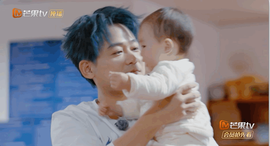 苏醒女儿过敏体质 苏醒对小女孩那喜爱都快溢出屏幕啦，眼神里都是宠溺，上去就夸夸抱