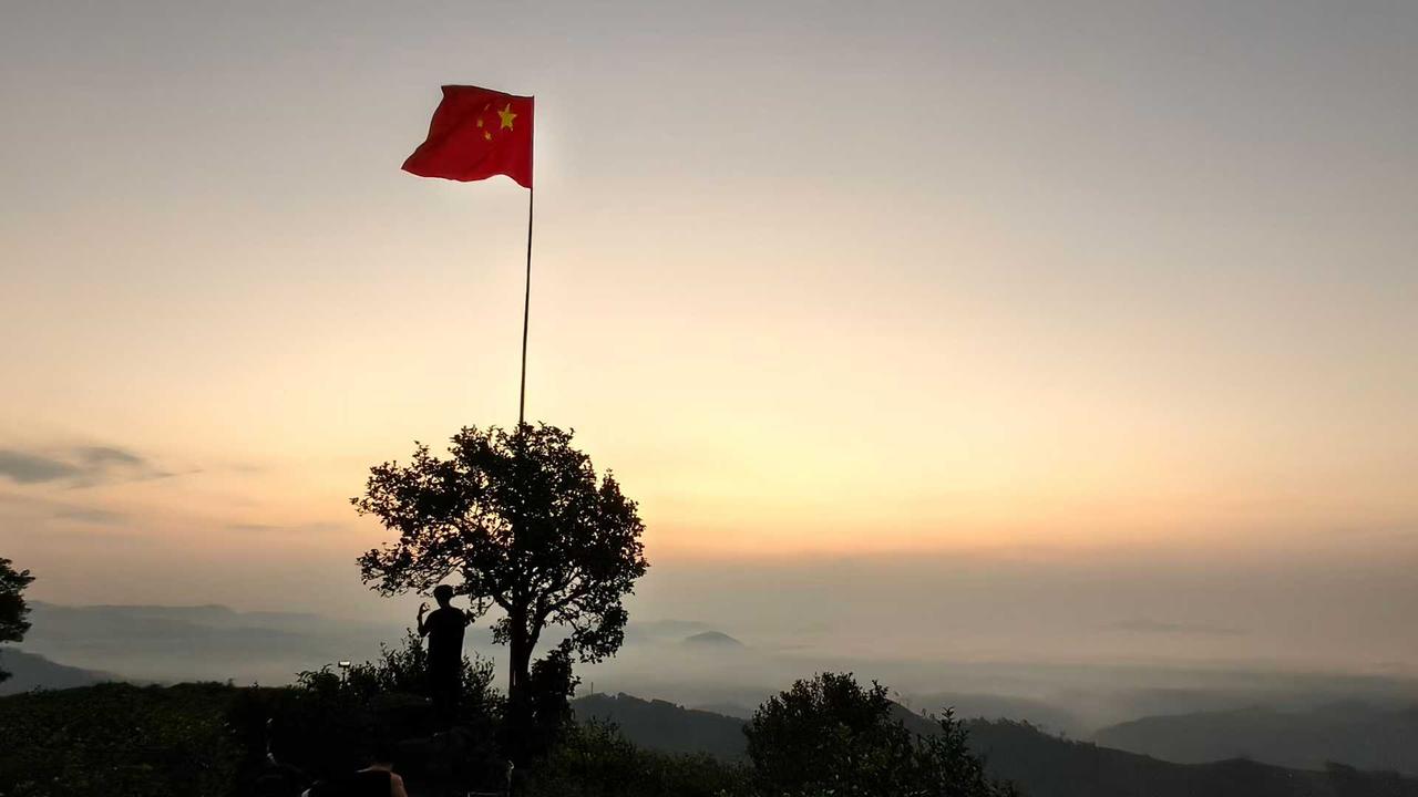 人生就像一场登山，沿途或许有平缓的坦途，也有陡峭的石阶，每一步都藏着未知的挑战。