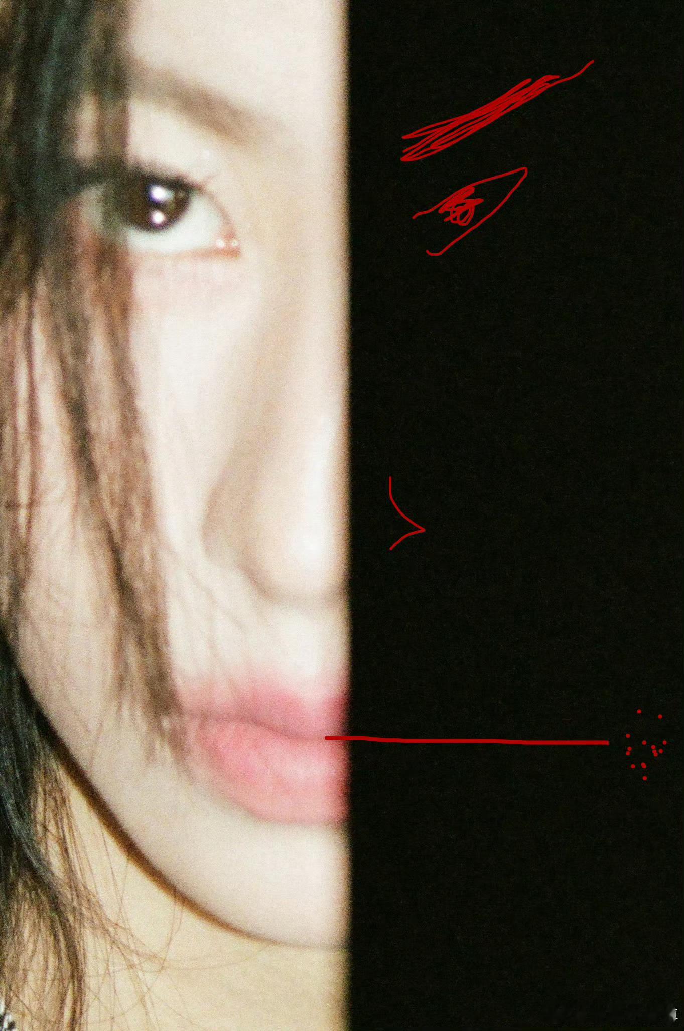 周雨彤李芝妍周雨彤红裙胶片大片 胶片大片大放送！红裙配黑长直，车内光影自带故事感