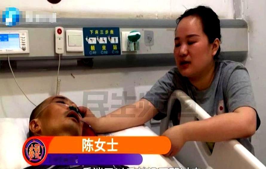 病房角落那张折叠床，从2025年秋一直铺到2026年夏，监护仪的滴声贴着耳根。