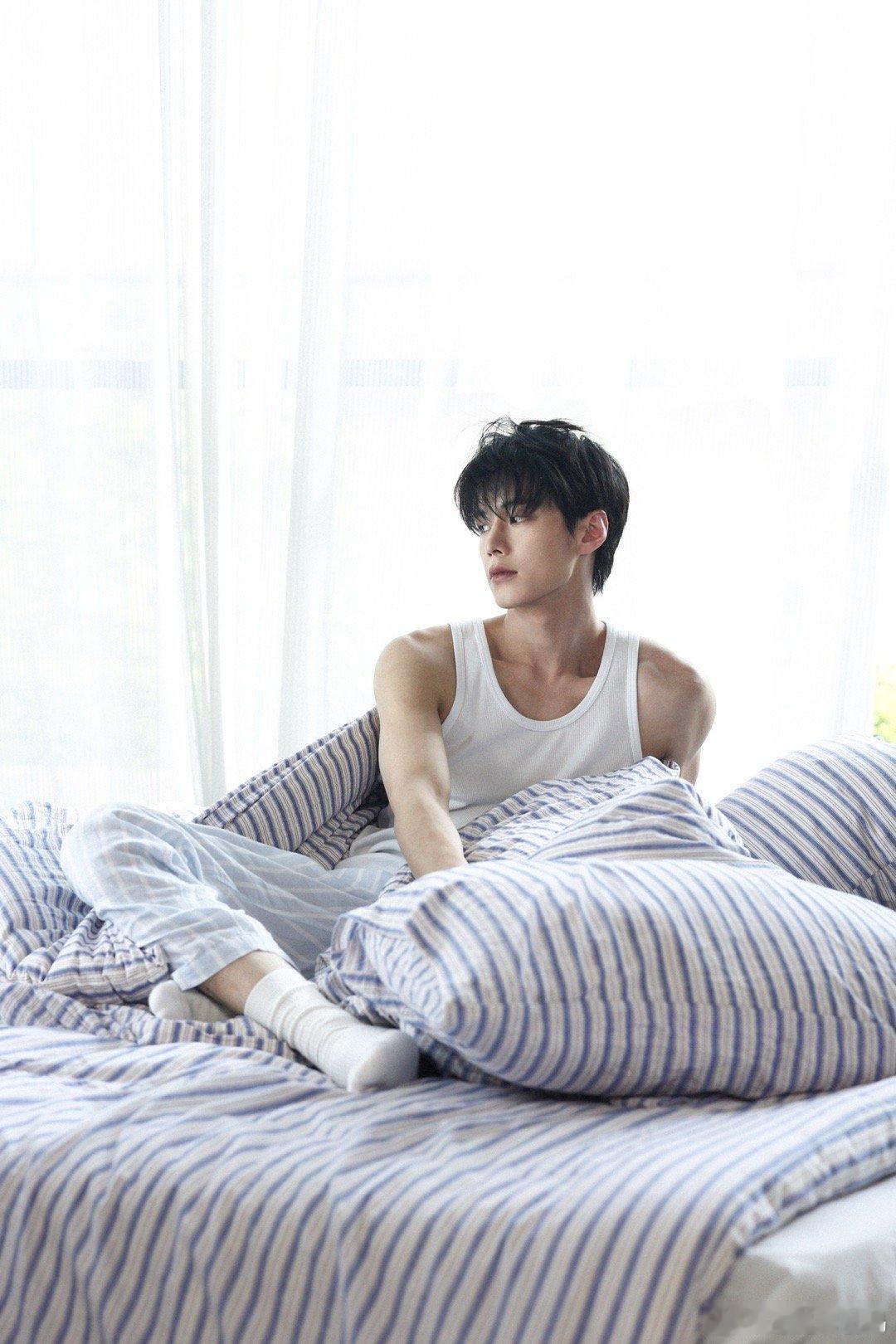 谁来管管何与《双轨》角色代入感绝了！眼神戏细腻又有戏，少年感和韧劲都拿捏得超到位