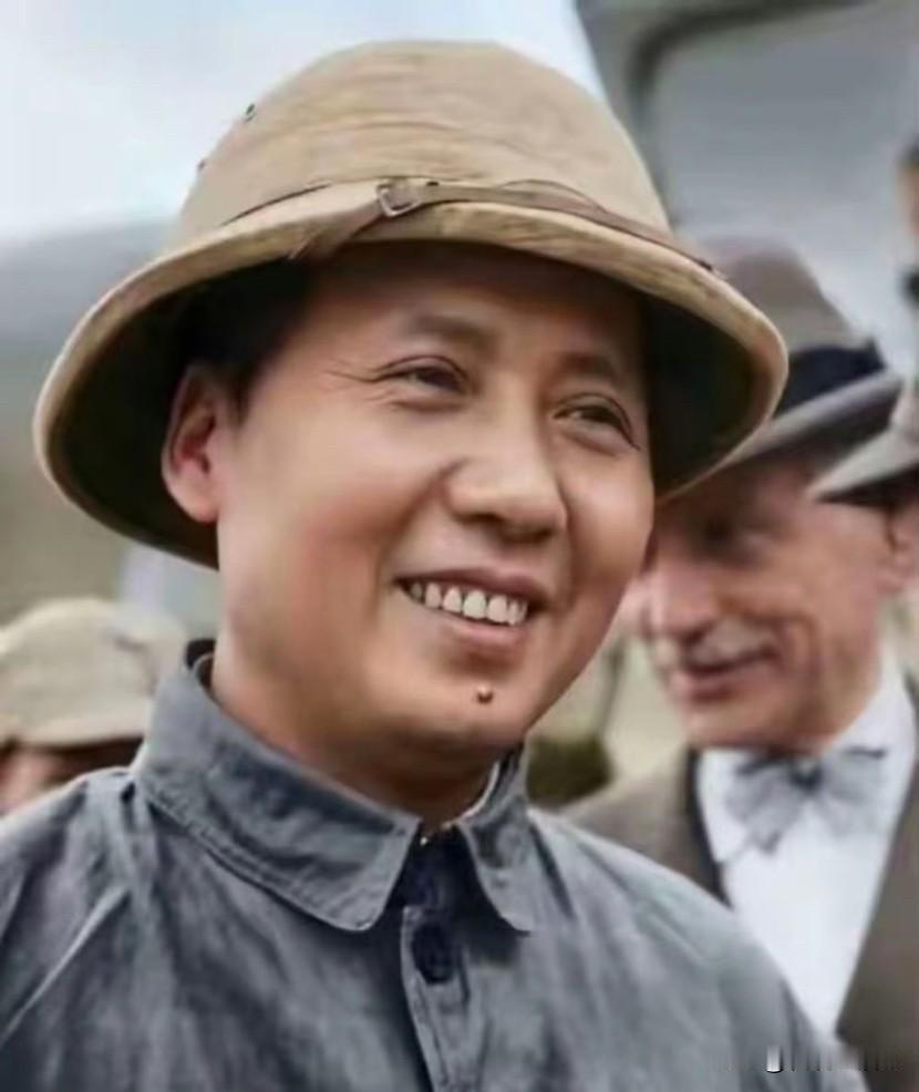 毛泽东赴重庆谈判前，确实穿的是 “七拼八凑”的行头，一些细节则更富传奇色彩。

