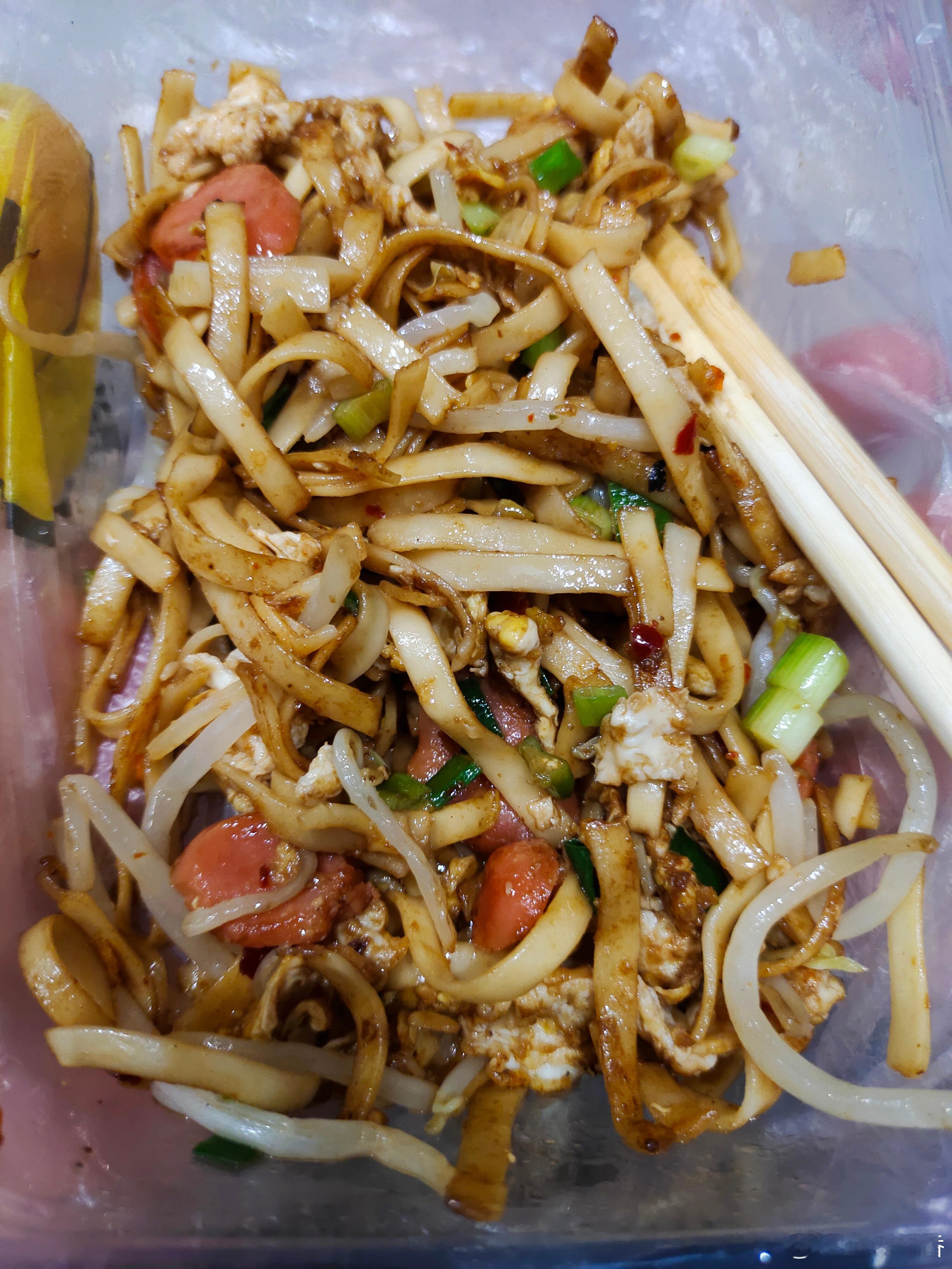 经常吃的夜餐，炒面条14元一份。一小盒 