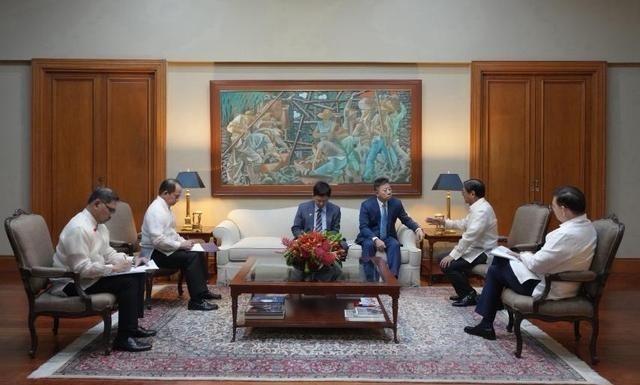 7月21日，中国驻菲律宾大使 井泉应菲律宾总统小马科斯安排，在 马拉坎南宫与其会