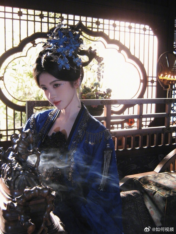 鞠婧祎像蝴蝶像孔雀具象化鞠婧祎蝴蝶妖姬造型鞠婧祎蓝蝶妆造，清冷的气质里藏着妖媚的