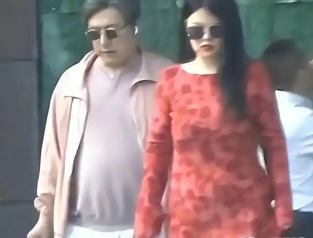 李湘身材松弛引热议，王岳伦罕见陪同，焦点却全被王诗龄抢走 