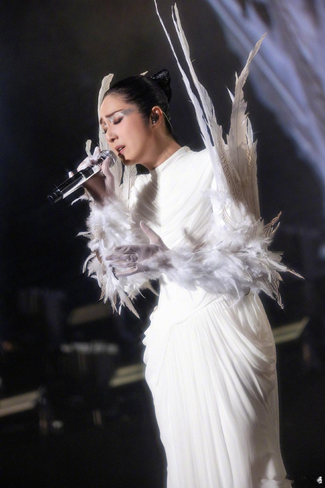 杨千嬅演我下班状态 真实又可爱的下班画面！杨千嬅用实力打造绝美舞台，演绎歌曲时情