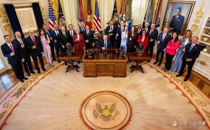 白宫刚刚发布了一张川普总统在椭圆形办公室坚毅桌前，与全体内阁成员合影的新照片。这