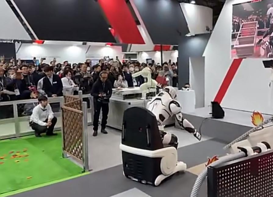 日本东京国际机器人大展的残疾机器人引发日本网友吐槽“过时机器人没必要出来丢人了”