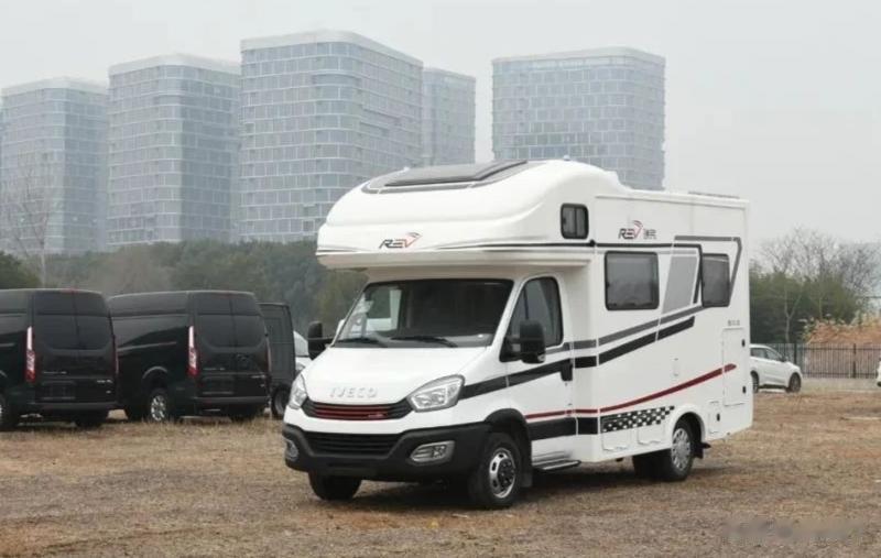 瑞弗V系列的无拓展车型--瑞弗V800房车。基于依维柯欧胜底盘来打造，搭载3.0