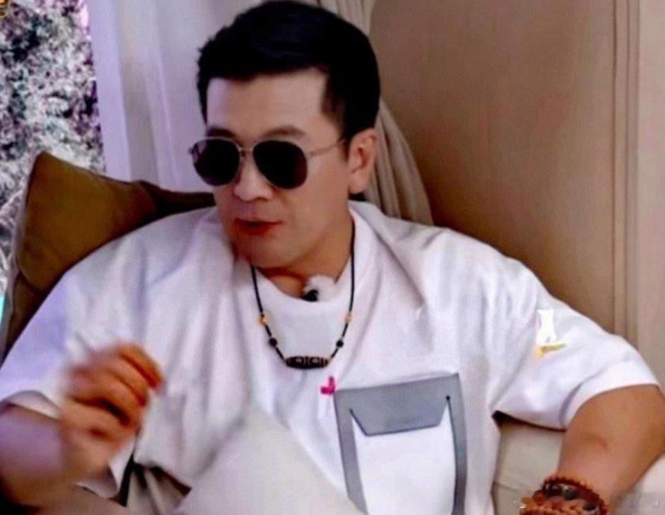 杨子为什么可以振振有词地看黄圣依的手机?  1.看对方的手机说明绝对在乎对方。 