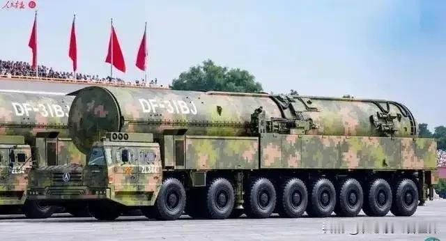 火箭军罕见亮出“全家福”，东风家族多型王牌导弹集结亮相！

八一建军节之际，官方