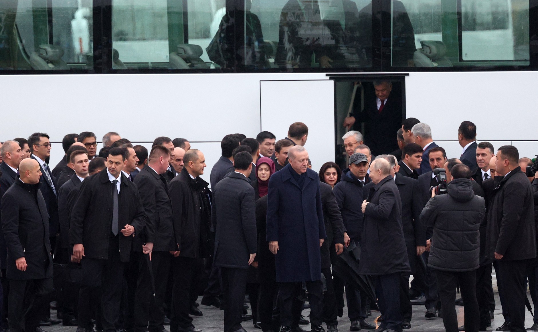 瓦洛佳小朋友  向土库曼斯坦中立纪念碑敬献花圈弗拉基米尔·普京出席了在阿什哈巴德