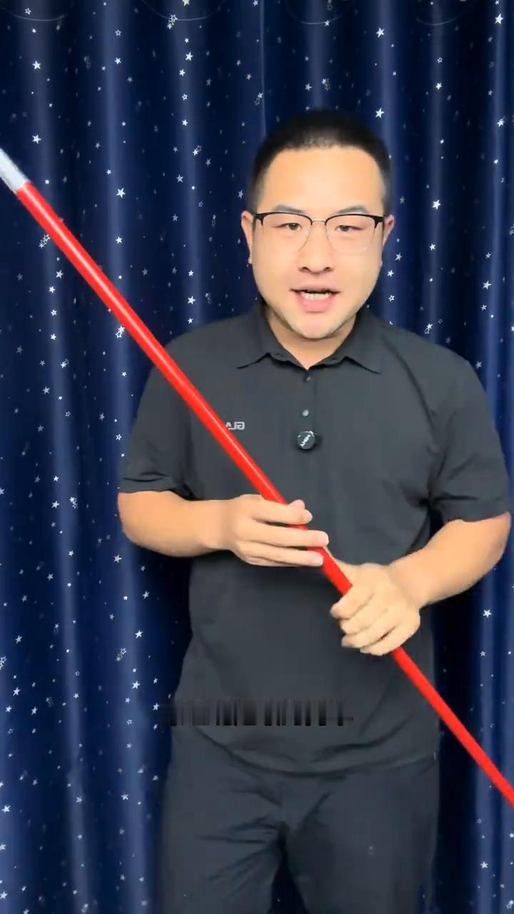揭秘丝巾变棍子，今天终于破解了。
这个丝巾变棍子终于破解了。舞台上美女用一条丝巾