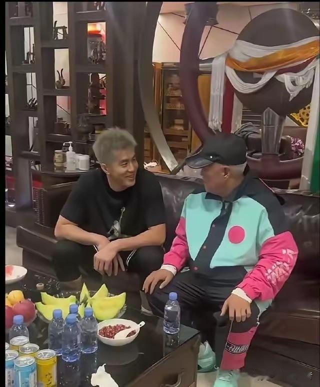 郭艾伦这样子，感觉比赵本山还要霸气，郭艾伦如今在东北地区也是知名人物，虽然不在辽