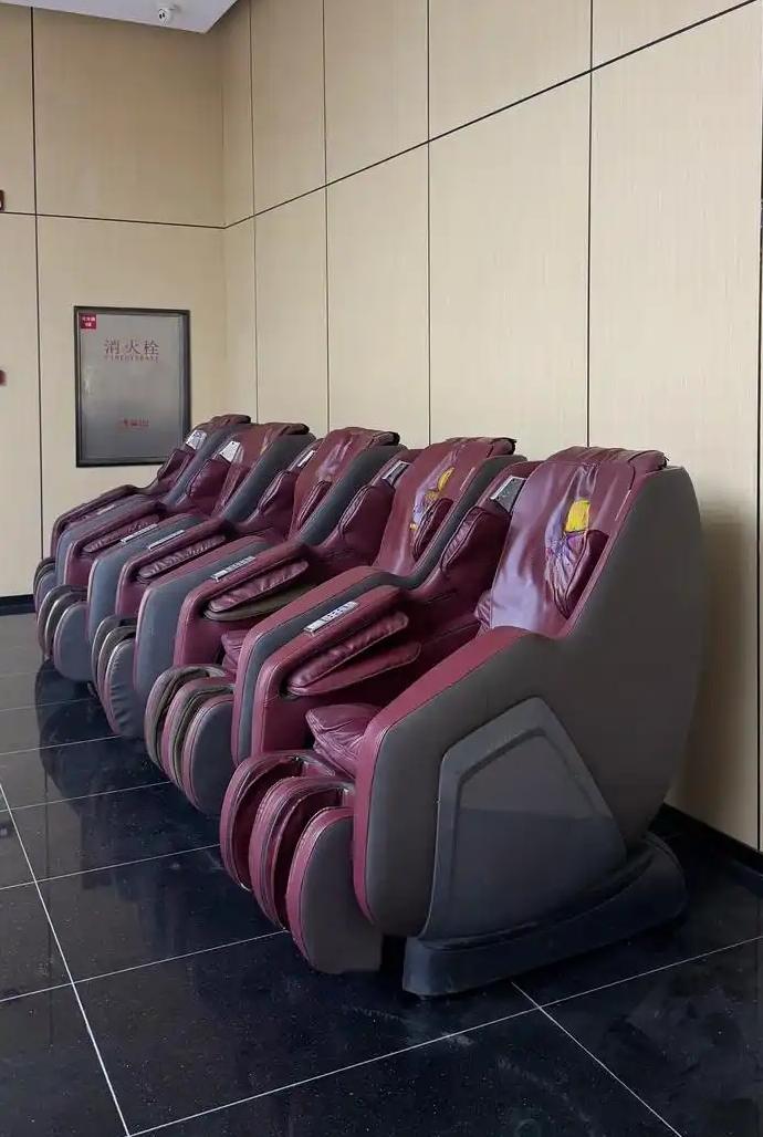 刚给我妈打了个电话，结果我弟跟我吐槽，说我妈最近有点神神叨叨的。

原来，她没事