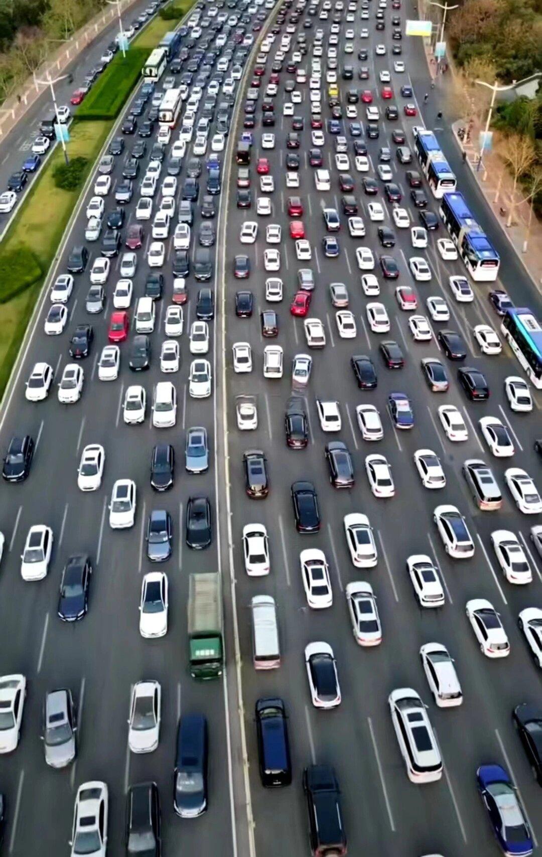 养路费一直是有车一族关心的是，特别是燃油车车主，因为他们加的燃油里有一半是税费，