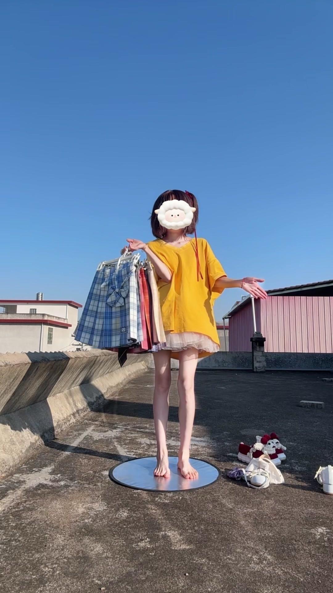 1️⃣红衣战神版：扎高马尾，红衬衫搭黑裙，手持长剑道具，秒变carry全场的“平