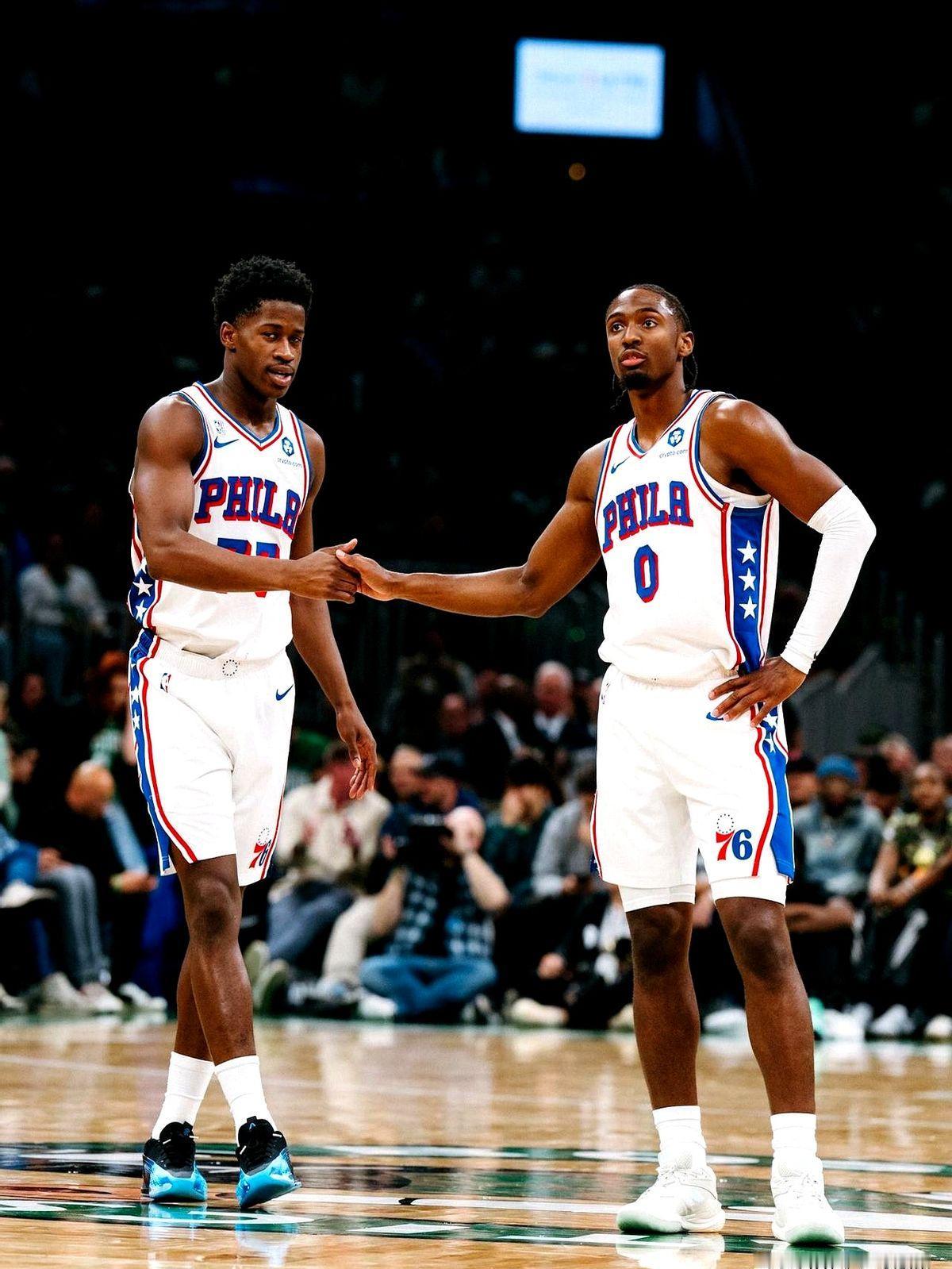 独行侠这阵容，真就缺个大脑。

送走东契奇换来浓眉，加上欧文、克莱和状元弗拉格，