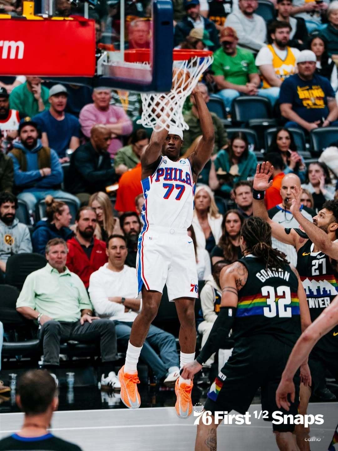 实力有限！全场比赛结束：76人队客场96-124不敌掘金队，球队连胜遭终结！格兰