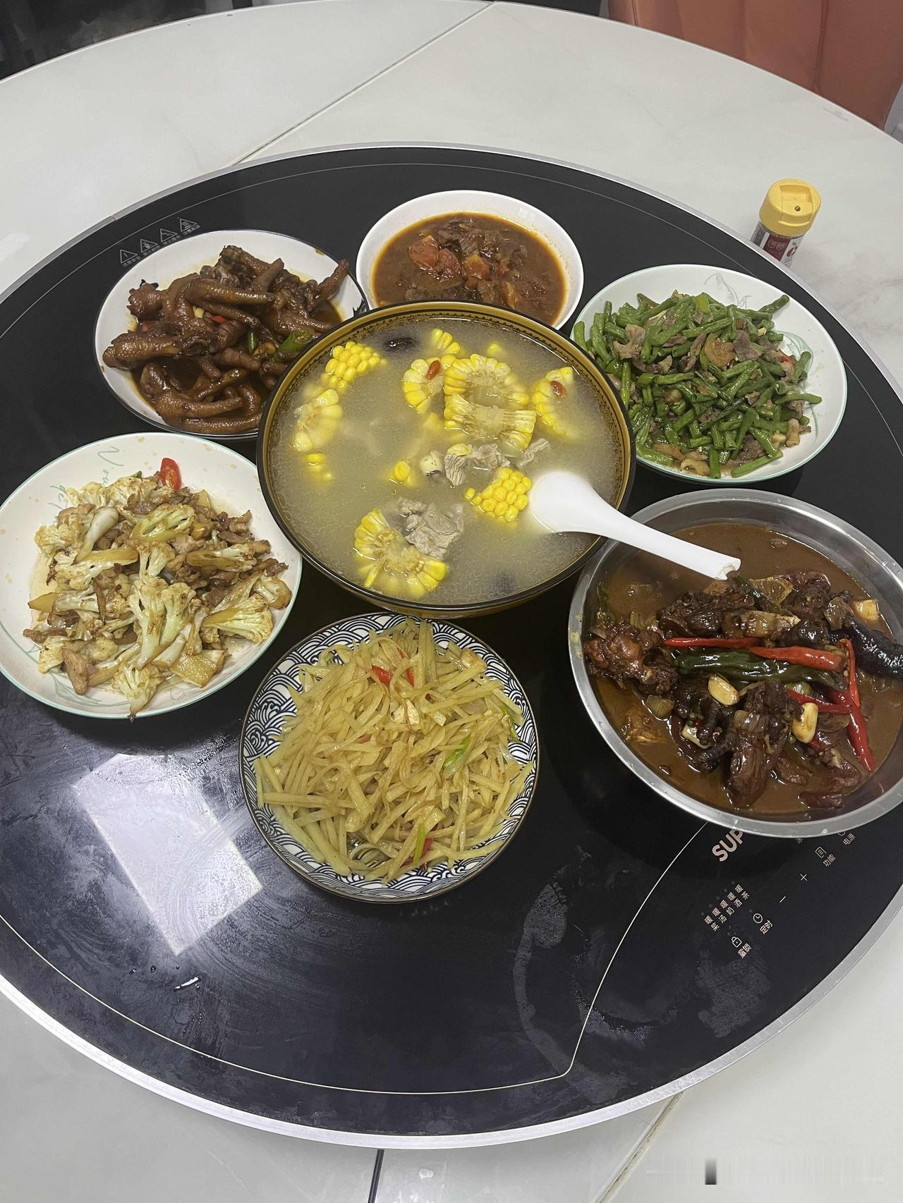 今天闹了个笑话。

早上八点前，我就买好了中午要做的菜。到班上先搞好卫生后，再洗