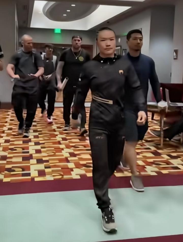 八角笼的中国铁拳，张伟丽凭实力征服世界！

她是中国女子综合格斗运动员，亚洲第一