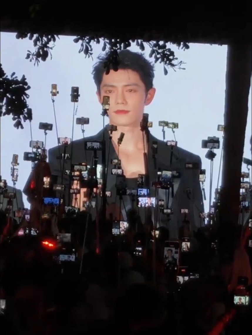肖战暗夜流光黑色西装造型不知道的还以为肖战这次的活动是手机发布会[笑cry密密麻
