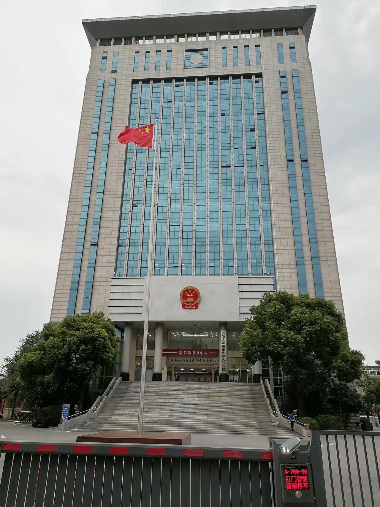 我在很多城市都发现一个普遍的现象，那就是几乎每个城市最好的建筑就是法院，包括市级